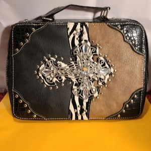 138826 Fluer dis le small hand bag. 8  x 11 . 2 inside pockets and one large out